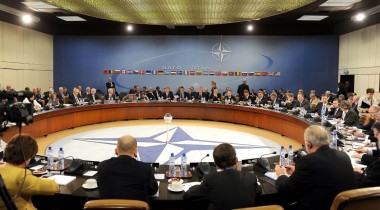 Jak powstało NATO? Jak narodziła się organizacja będąca dziejowym fenomenem – jedynym tego rodzaju regionalnym systemem bezpieczeństwa zbiorowego ostro krytykowanym za fasadowość i skazywanym na marginalizację?