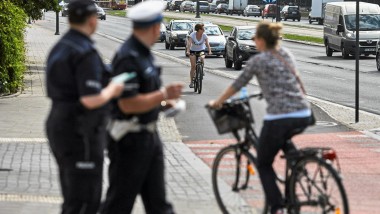 Rowerzyści stracili pierwszeństwo przed przejazdami rowerowymi. Nieoficjalne: Przepis usunięto "po cichu"