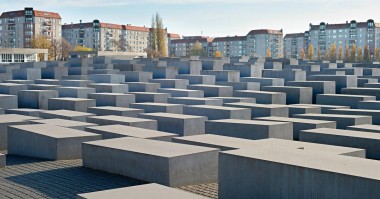 Atak przy pomniku Pomordowanych Żydów Europy. Plucie, uderzenie i antysemickie zniewagi