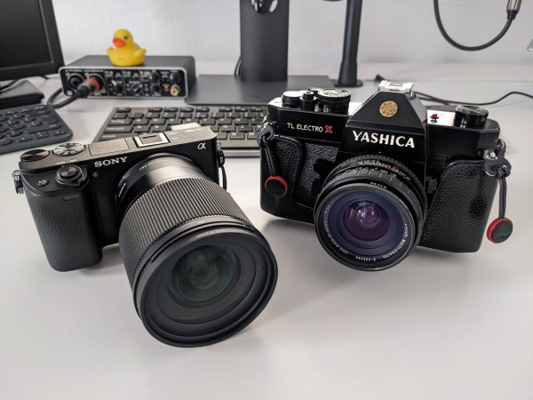 Dwa aparaty, jeden cyfrowy, drugi analogowy