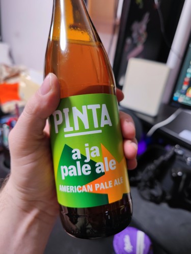 Butelka piwa pinta "a ja pale ale" z zieloną etykietą