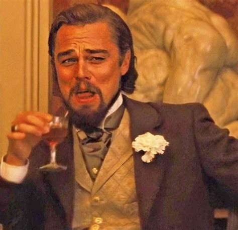 Kadr z filmu "Django", przedstawiający Leonardo DiCaprio, który zaśmiewa się z kieliszkiem w dłoni (dość znany mem)