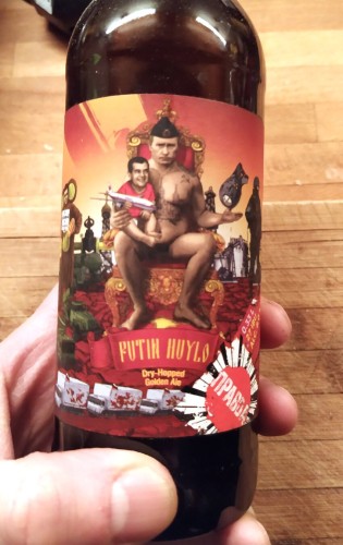 Butelka piwa „Putin Huylo” z browaru pravda.beer ze Lwowa w Ukrainie.
Bardzo rozbudowany obrazek, na środku na tronie siedzi Putin w czapce i samych slipach. Dookoła inne postacie, ktoś kto jest „bardziej w politykę” pewnie by je poznał, ja nie umiem.