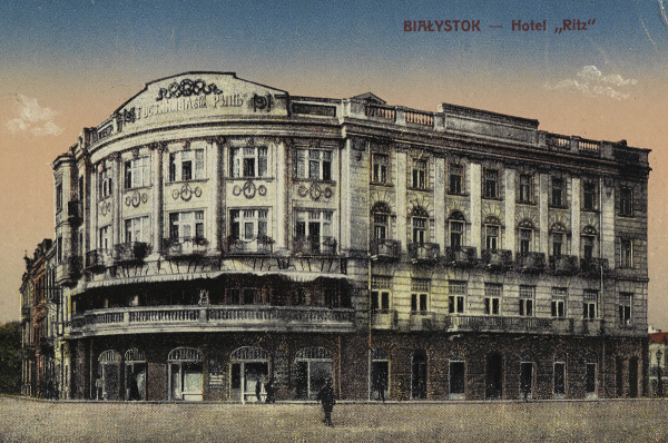 Rysunek białostockiego hotelu Ritz. Budynek stojący na rogu ulic Niemieckiej i Instytuckiej (obecnie Kilińskiego i Pałacowej). Część "narożna" budynku jest zaokrąglona