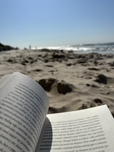 Czytanie książki na plaży